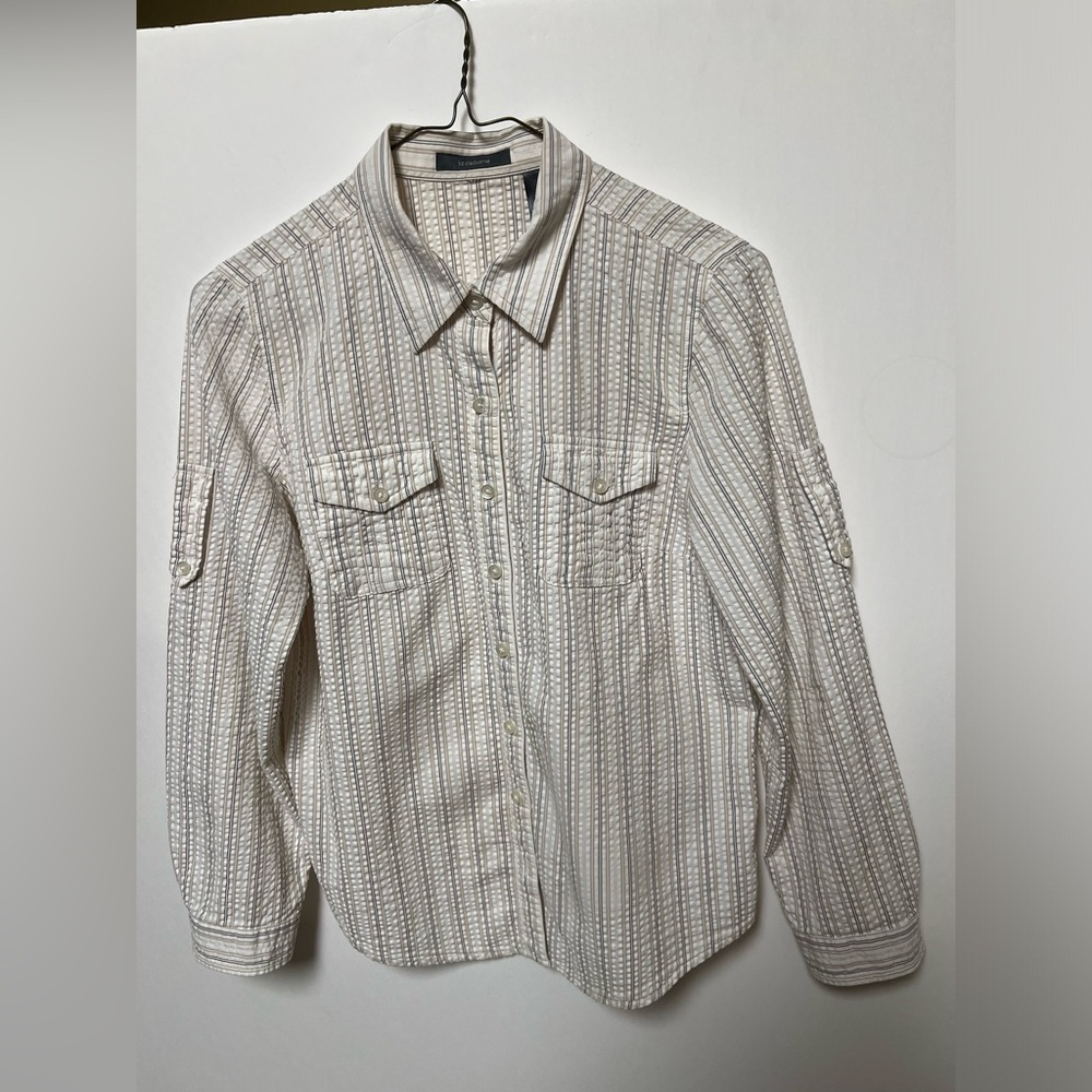 LIZ CLAIBORNE SIZE L. GRAY AND TAN TWO FRONT POCKETS. BUTTON UP FRONT